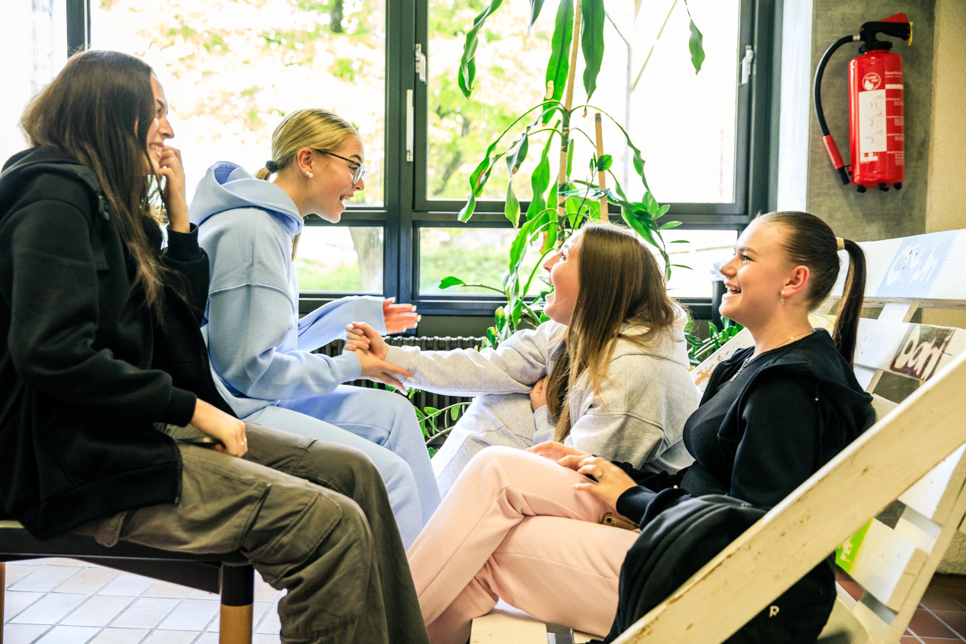 Schülerinnen und Schüler lachen