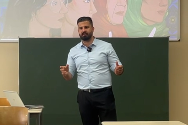 Sahel Jalazai spricht in der Laura-Schradin-Schule von Empowerment von Frauen durch Bildung in Afghanistan