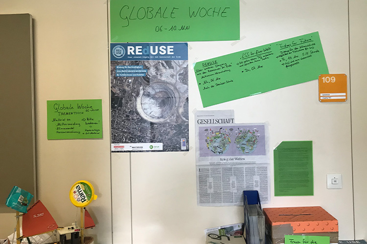 Infowand zur "Globaln Woche"