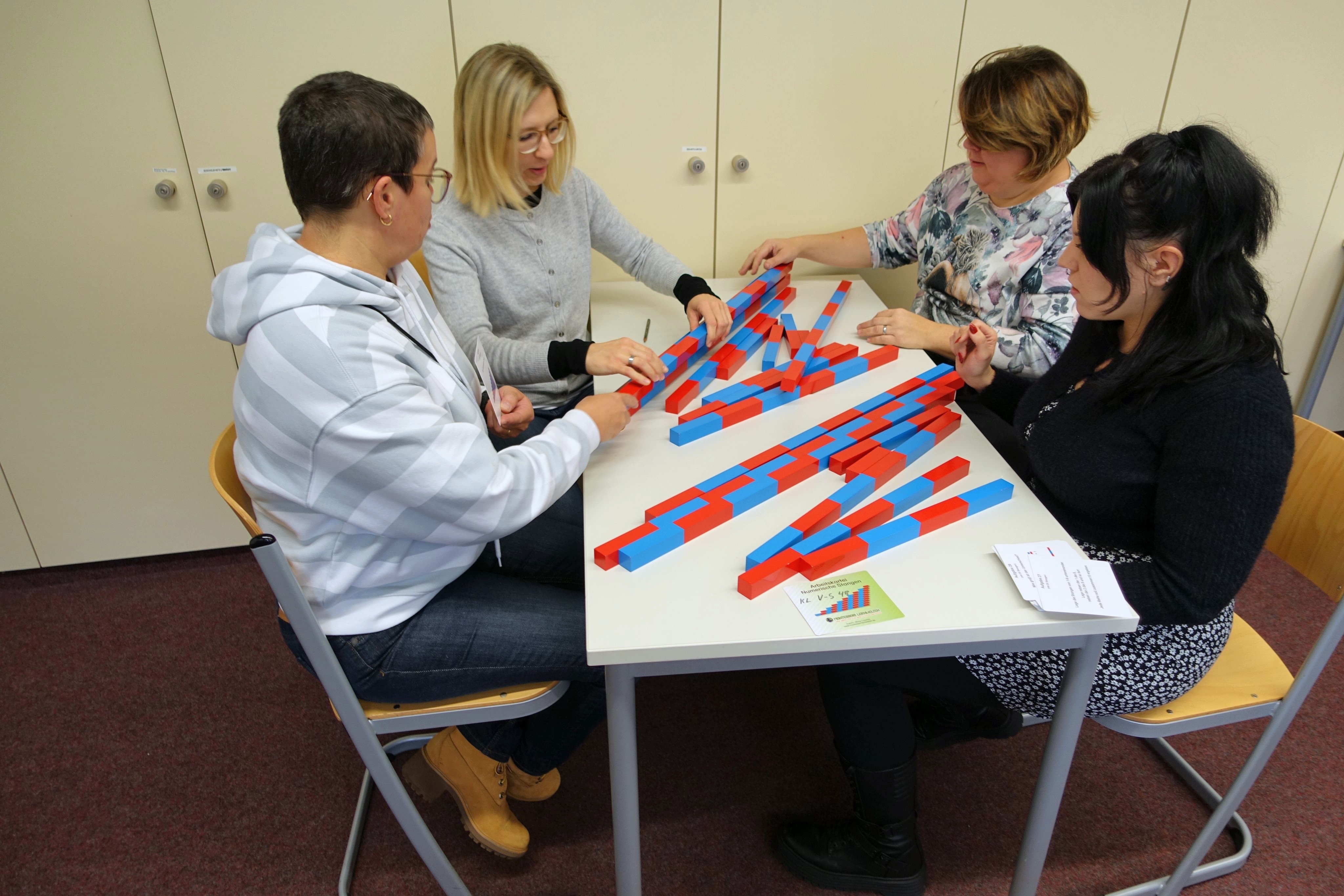 Schüler bei der Gruppenarbeit