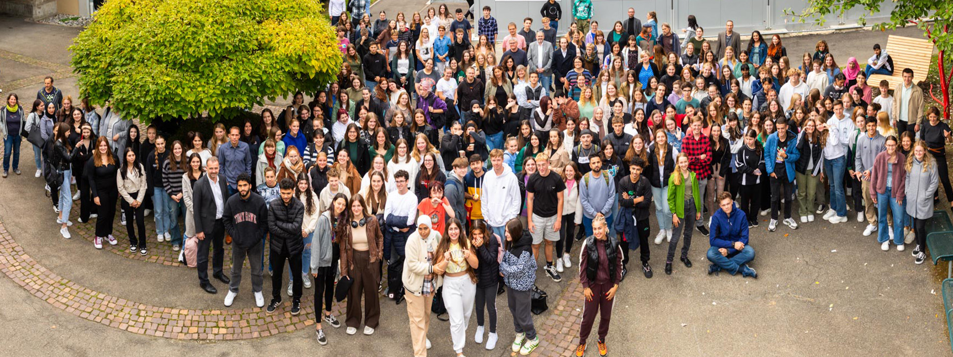 Schülergruppe auf dem Campus der LSS in Reutlingen