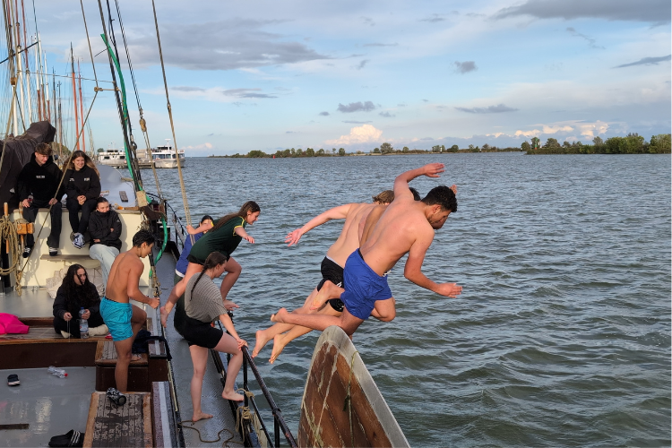 Schüler der Laura-Schradin-Schule, im Sprung vom Segelboot ins Wasser