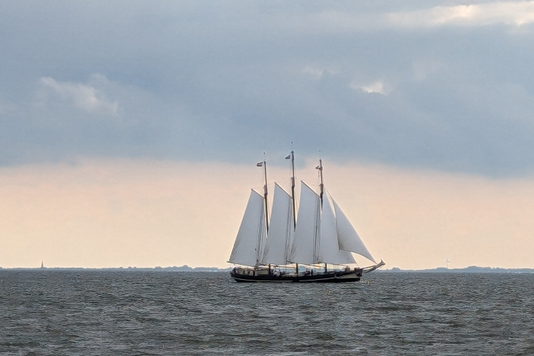 Segelboot auf dem Meer