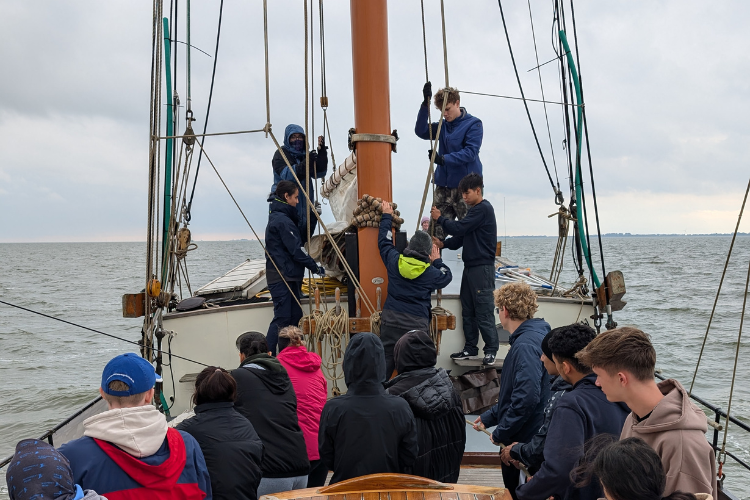 Schüler der Laura-Schradin-Schule beim Setzen der Seegel
