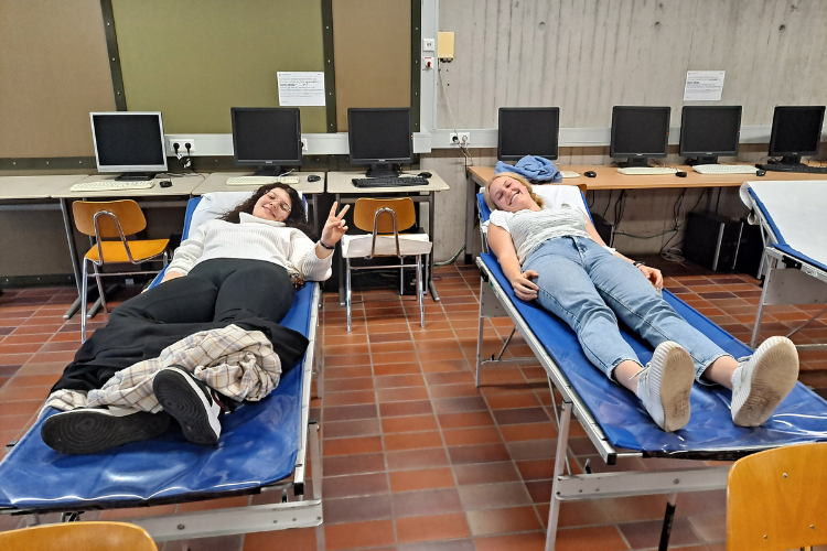 Schülerinnen der Laura-Schradin-Schule beim Blutspenden