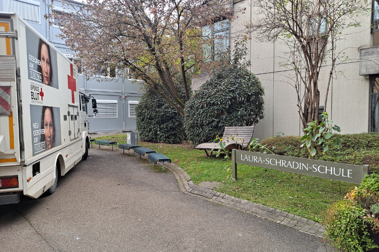 Das Blutspendeauto des DRK vor der Laura-Schradin-Schule