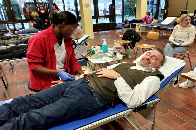 Herr Pellens, Schulleiter der Laura-Schradin-Schule, beim Blutspenden.