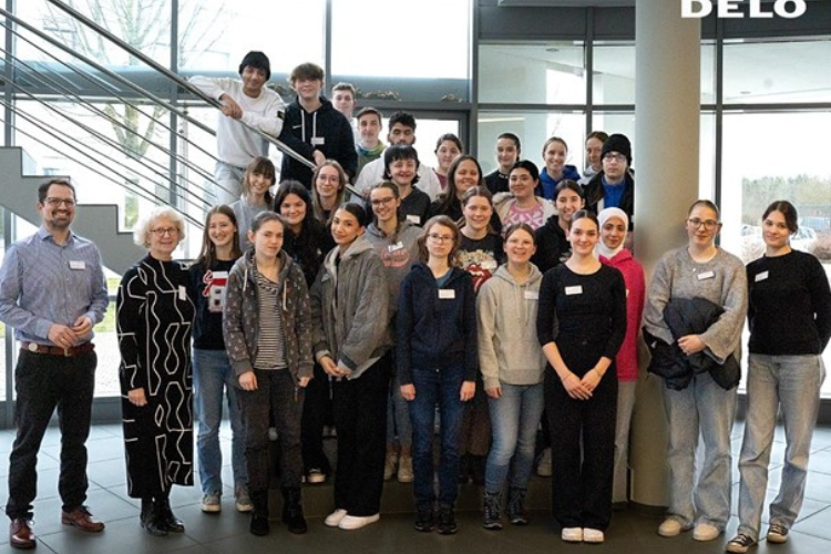 Die Schülerinnen und Schüler der Klassen BTG 1/2 und EG 2 bei DELO Industrie Klebstoffe 