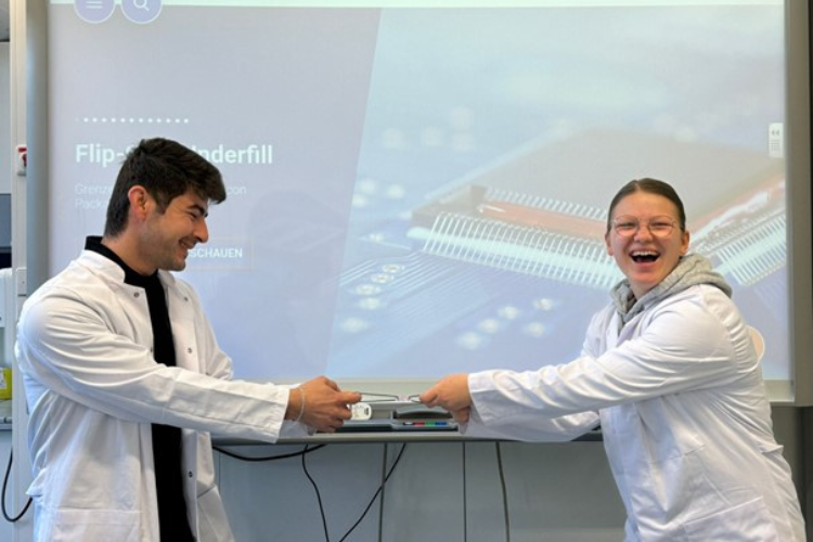 Schüler*innen bei DELO Industrie Klebstoffe