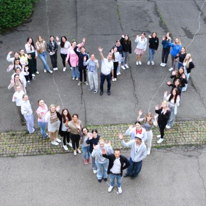 Schülerinnen und Schüler sowie Lehrkräfte bilden ein Herz für die Demokratie und Vielfalt