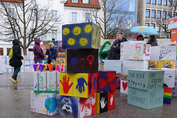 Buten Kartons für Menschenrechte, gestaltet von einer VABO-Klasse der LSS