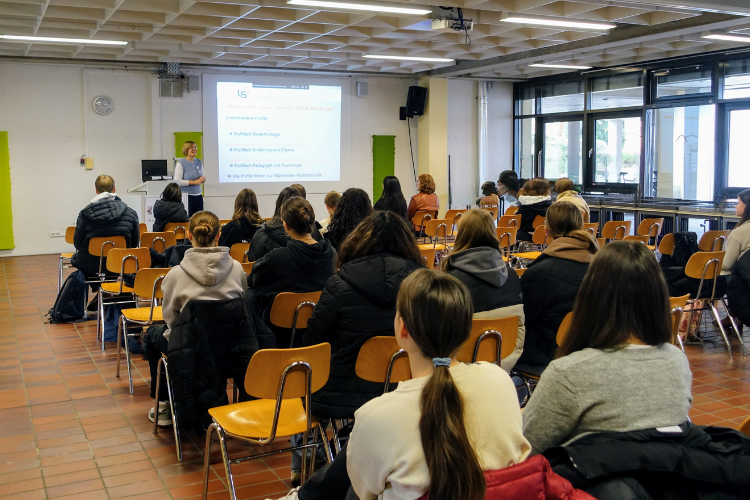 Am Schnuppertag bekommen Schülerinnen und Schüler in einem Raum einen Einblilck über die Möglicheiten an der Laura-Schradin-Schule