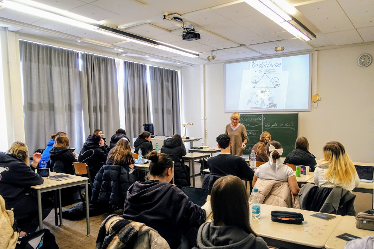 Schülerinnen und Schüler im Pflege Unterricht des Berufskollegs für Pflege