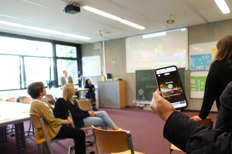 Interaktives Spiel bei der Verabschiedung der Klasse BFQEE an der Laura-Schradin-Schule