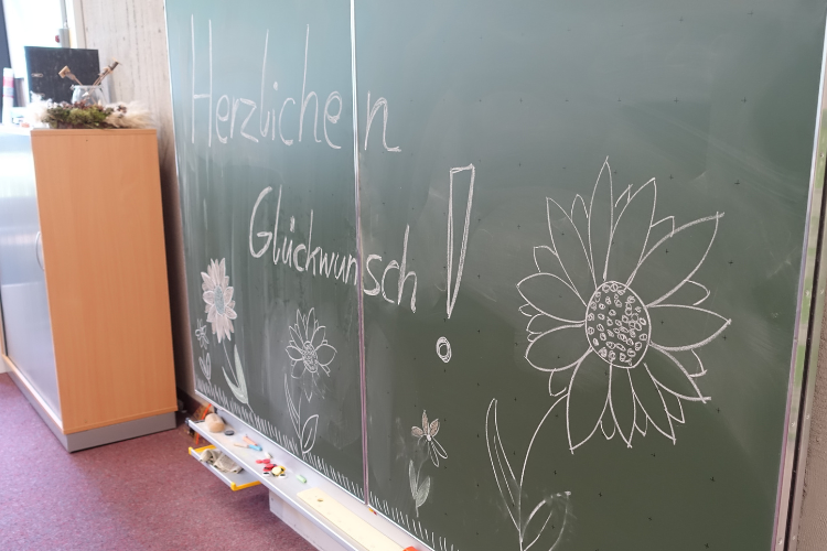 Tafel mit Herzlichen Glückwunsch bei der Verabschiedung der Klasse BFQEE an der Laura-Schradin-Schule