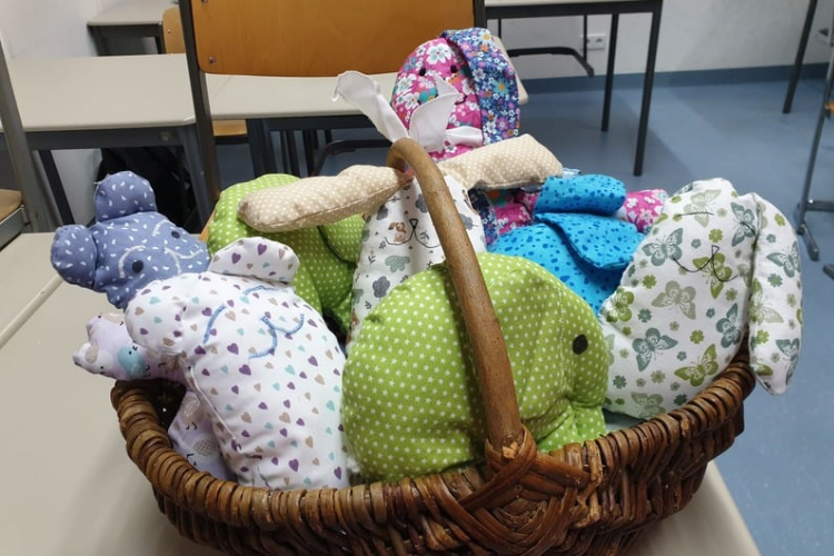 Stofftiere, die in der Textilarbeit entstanden sind im Rahmen eines Kooperationsprojekts der Laura-Schradin-Schule mit der Kinderstation des Kreiskrankenhaus Reutlingen