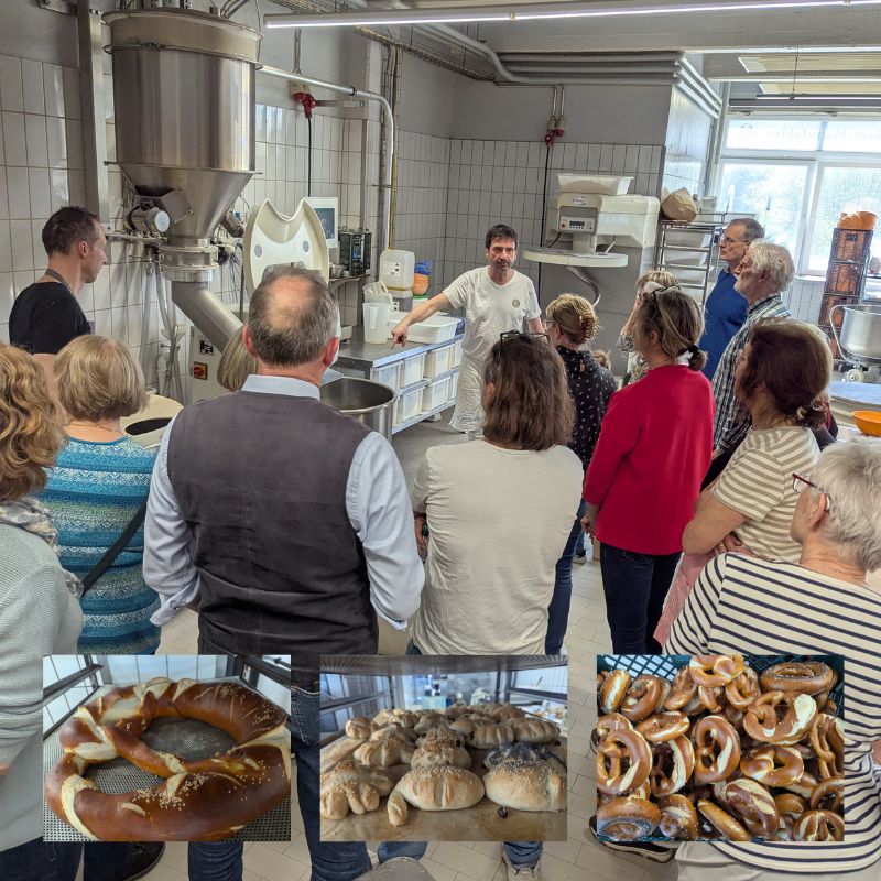 Die Mitglieder des Fördervereins der Laura-Schradin-Schule hören, was den Aufführungen des Chefs der Bäckerei Berger zu. 