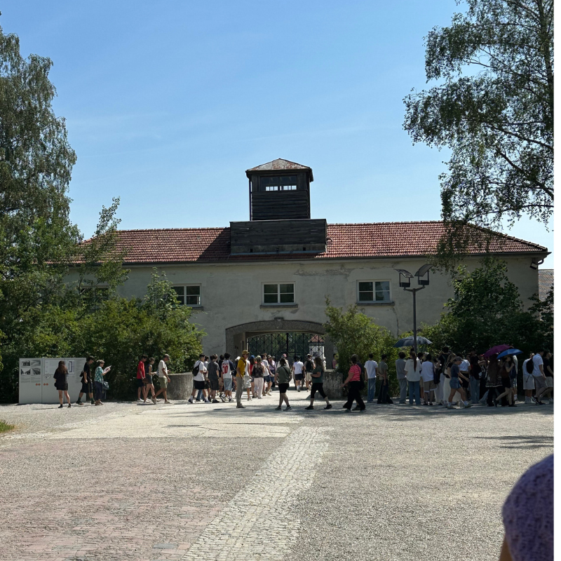 Laura-Schradin-Schule auf Exkursion im Konzentrationslager Dachau