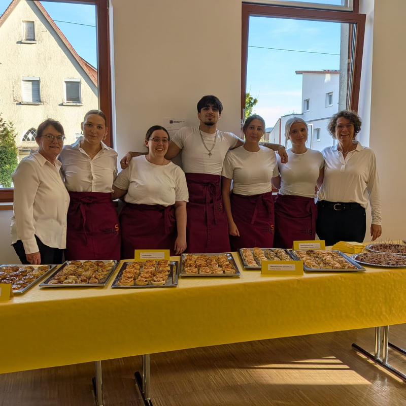 Schülerinnen und Schüler des Berufskollegs für Ernährung und Haushaltsmanagement beim Catering