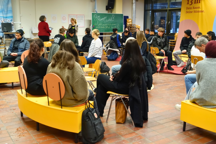 Schülerinnen und Schüler bei einem Workshop zur Demokratiebildung
