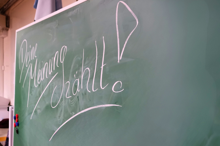 Tafel mit "Deine Meinung zählt" an der Laura-Schradin-Schule