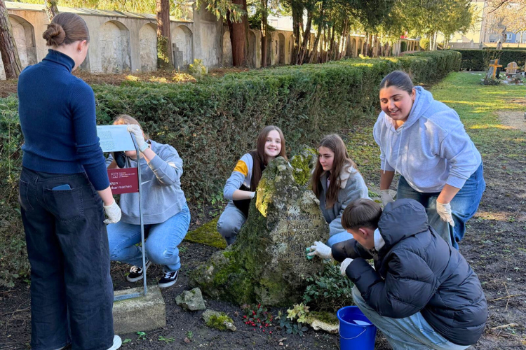 Ethikkurs der Laura-Schradin-Schule Reutlingen am Grab von Laura Schradin bei der Grabpflege