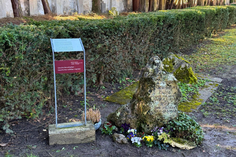 Von Schülerinnen und Schüler der Laura-Schradin-Schule gepflegtes Grab von Laura Schradin