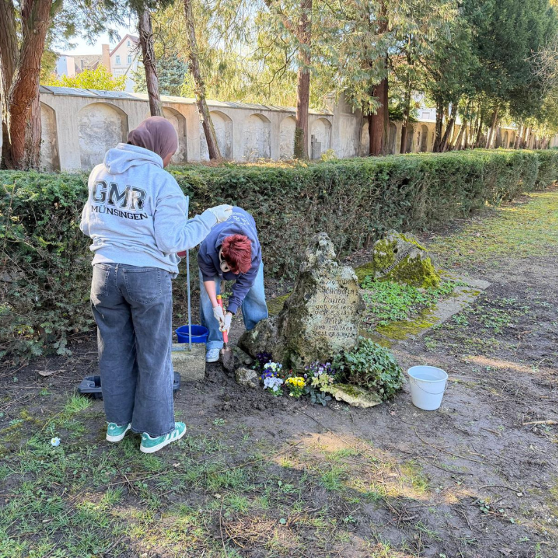 Schülerinnen der Laura-Schradin-Schule pflegen Grab von Laura Schradin am Weltfrauentag