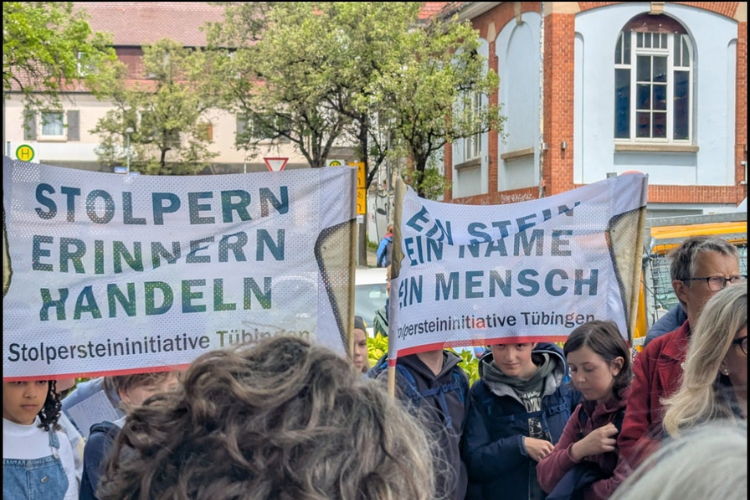 Transparente mit der Aufschrfit "Stolpern, erinnern, handeln"