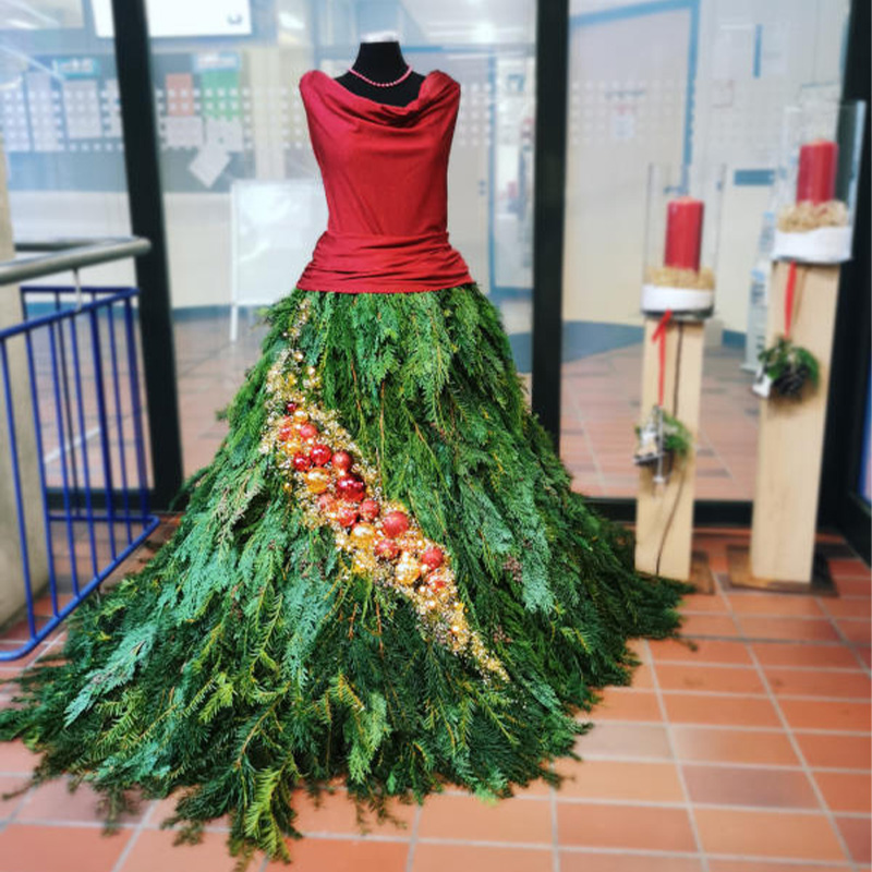Weihnachtsdame "Laura" der Hauswirtschaftlichen Klassen mit einem Rock aus Tannenzweigen und Weihnachtskugeln