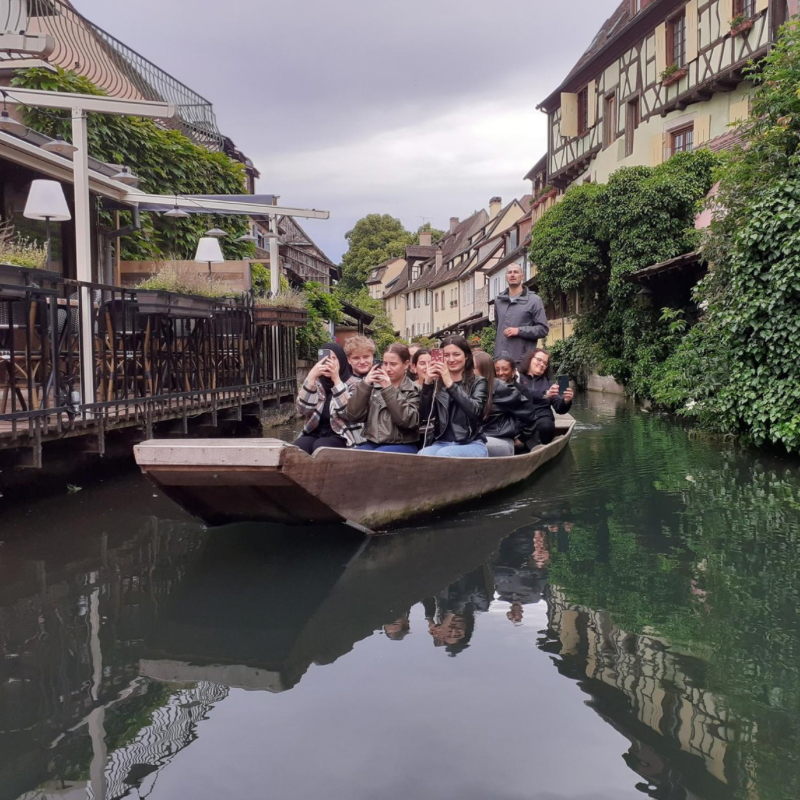 Schülerinnen und Schüler der Französischkurse der Laura-Schradin-Schule auf einem Boot in Colmar