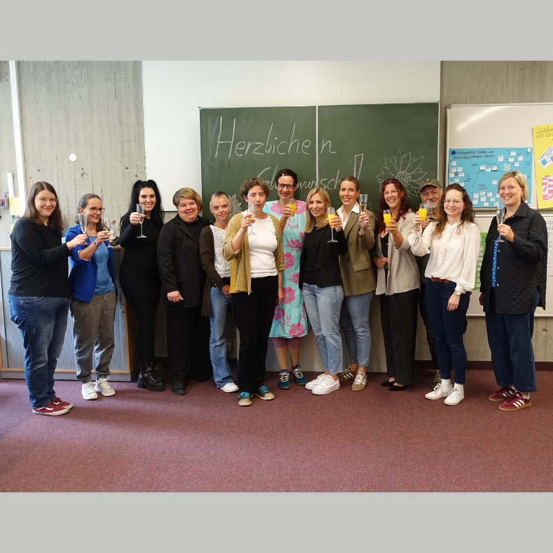 Absolventinnen der Berufsfachschule für praxisintegrierte Erzieher:innenausbildung in Teilzeit (BFQEE) 